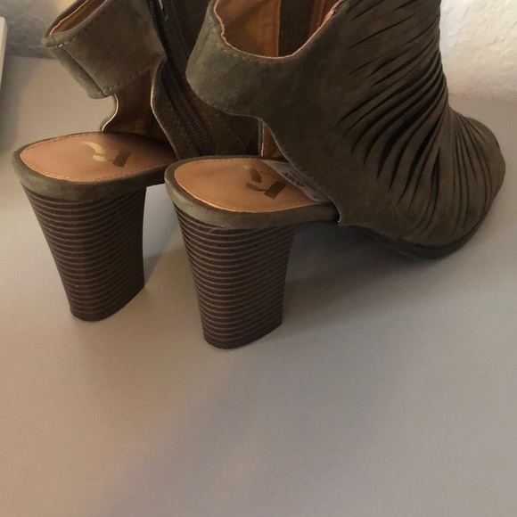 Report open toe shoes - Picture 3 of 3